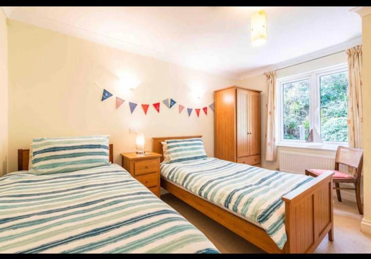 Fantastic Spacious House With Beautiful Panoramic Views Of The Bay Only A Few Minutes Walk From Beach Harbour And Restaurants This House Has 3 Bedrooms 3 Bathrooms And 2 Lovely Sitting Rooms Lyme Regis Eksteriør billede