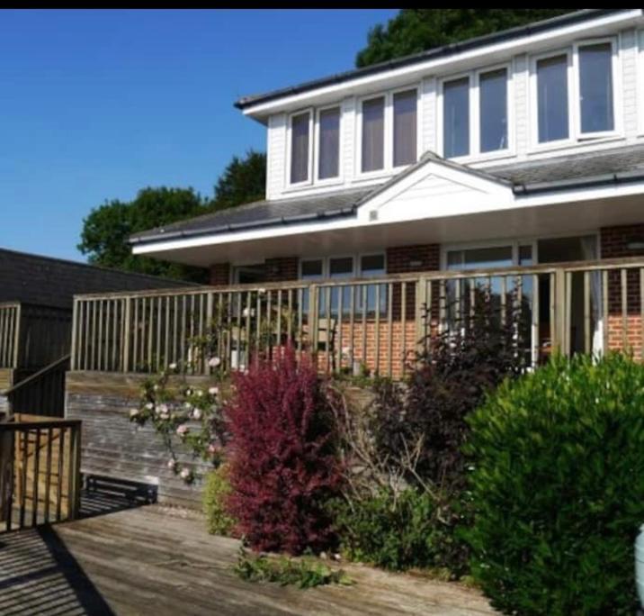 Fantastic Spacious House With Beautiful Panoramic Views Of The Bay Only A Few Minutes Walk From Beach Harbour And Restaurants This House Has 3 Bedrooms 3 Bathrooms And 2 Lovely Sitting Rooms Lyme Regis Eksteriør billede