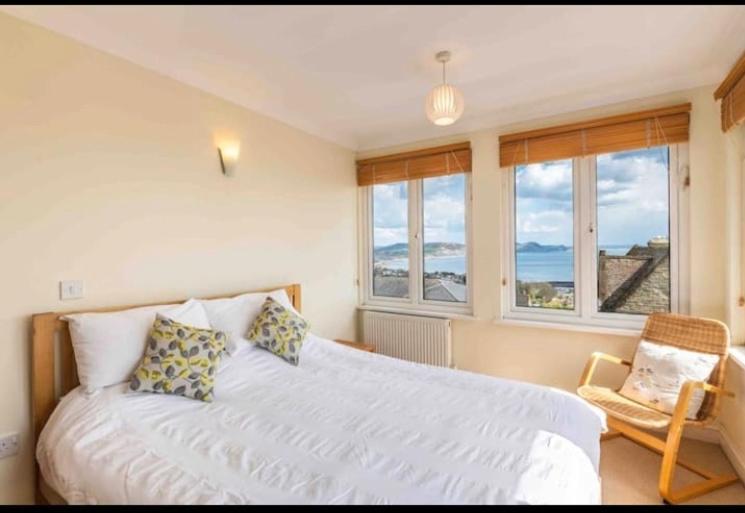 Fantastic Spacious House With Beautiful Panoramic Views Of The Bay Only A Few Minutes Walk From Beach Harbour And Restaurants This House Has 3 Bedrooms 3 Bathrooms And 2 Lovely Sitting Rooms Lyme Regis Eksteriør billede