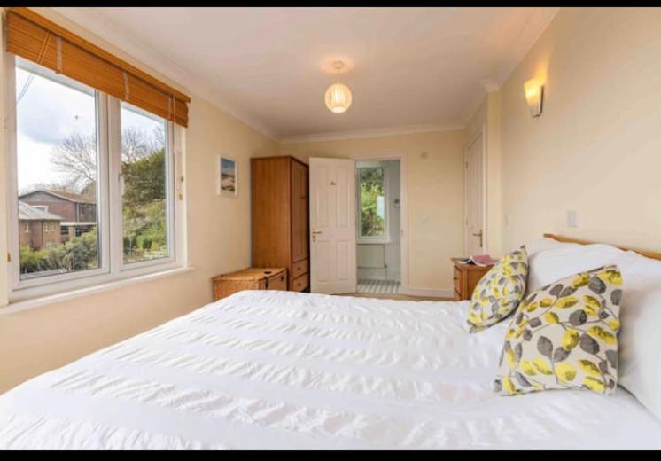 Fantastic Spacious House With Beautiful Panoramic Views Of The Bay Only A Few Minutes Walk From Beach Harbour And Restaurants This House Has 3 Bedrooms 3 Bathrooms And 2 Lovely Sitting Rooms Lyme Regis Eksteriør billede