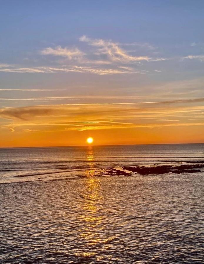 Fantastic Spacious House With Beautiful Panoramic Views Of The Bay Only A Few Minutes Walk From Beach Harbour And Restaurants This House Has 3 Bedrooms 3 Bathrooms And 2 Lovely Sitting Rooms Lyme Regis Eksteriør billede