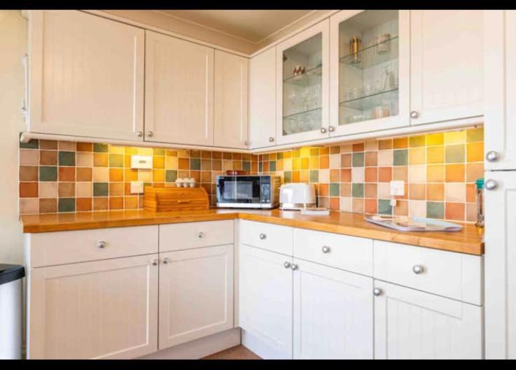Fantastic Spacious House With Beautiful Panoramic Views Of The Bay Only A Few Minutes Walk From Beach Harbour And Restaurants This House Has 3 Bedrooms 3 Bathrooms And 2 Lovely Sitting Rooms Lyme Regis Eksteriør billede