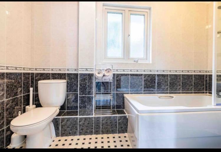 Fantastic Spacious House With Beautiful Panoramic Views Of The Bay Only A Few Minutes Walk From Beach Harbour And Restaurants This House Has 3 Bedrooms 3 Bathrooms And 2 Lovely Sitting Rooms Lyme Regis Eksteriør billede