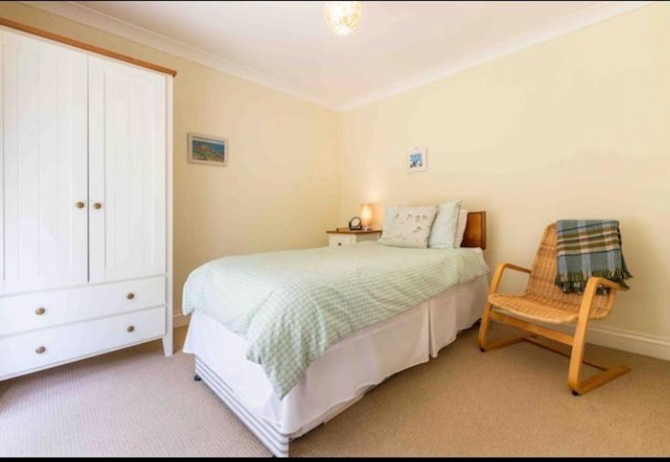 Fantastic Spacious House With Beautiful Panoramic Views Of The Bay Only A Few Minutes Walk From Beach Harbour And Restaurants This House Has 3 Bedrooms 3 Bathrooms And 2 Lovely Sitting Rooms Lyme Regis Eksteriør billede