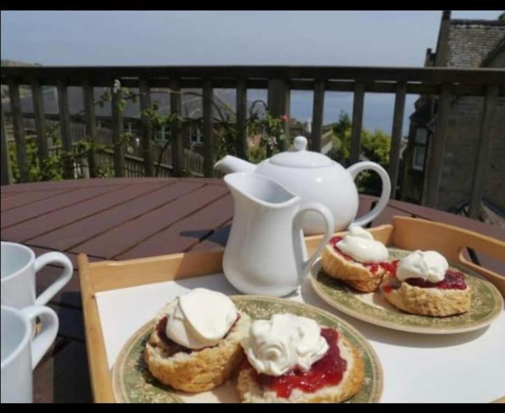 Fantastic Spacious House With Beautiful Panoramic Views Of The Bay Only A Few Minutes Walk From Beach Harbour And Restaurants This House Has 3 Bedrooms 3 Bathrooms And 2 Lovely Sitting Rooms Lyme Regis Eksteriør billede