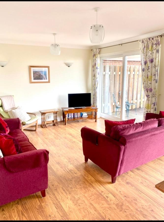 Fantastic Spacious House With Beautiful Panoramic Views Of The Bay Only A Few Minutes Walk From Beach Harbour And Restaurants This House Has 3 Bedrooms 3 Bathrooms And 2 Lovely Sitting Rooms Lyme Regis Eksteriør billede